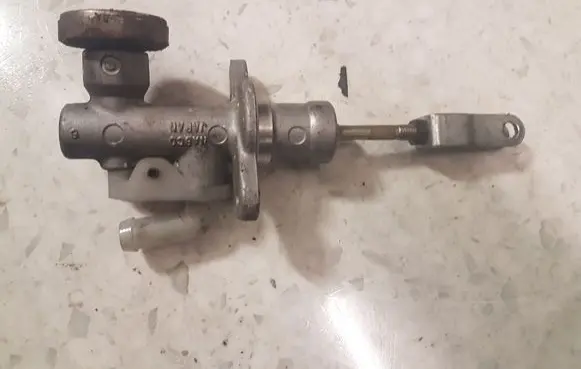 Nissan Navara D22 Master brake cylinder