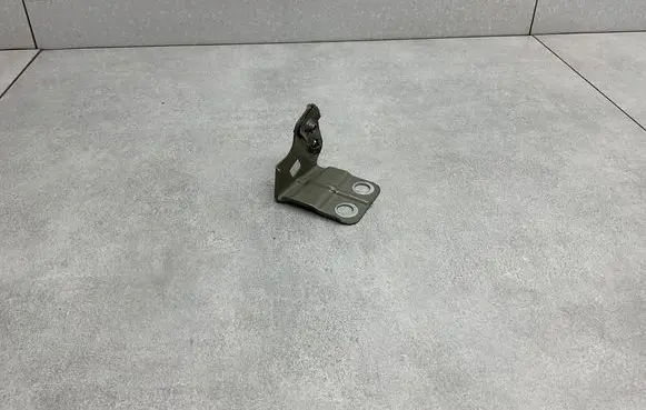 Opel Insignia B Fender mounting bracket 39077425