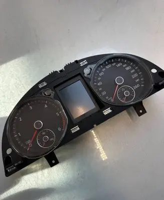 Volkswagen PASSAT B7 Speedometer (instrument cluster) 3aa920880n