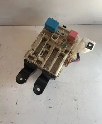 Toyota Avensis T270 Fuse module 8273005170 154210L10