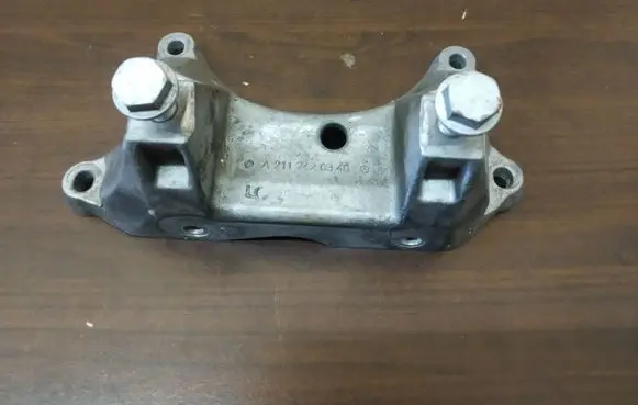 Mercedes-Benz E W212 Gearbox mounting bracket A2112420340