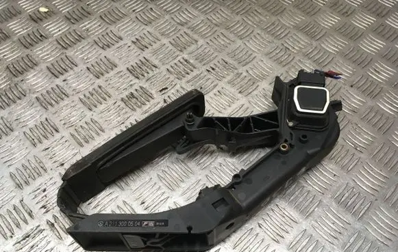 Mercedes-Benz E W211 Accelerator throttle pedal A2113000504 A2033010001