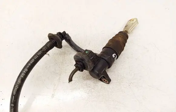 Volkswagen PASSAT B5 Clutch master cylinder 8E1721401