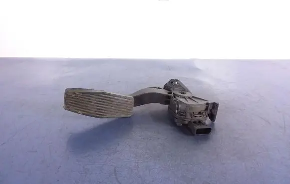 Opel Insignia A Accelerator throttle pedal 13237352