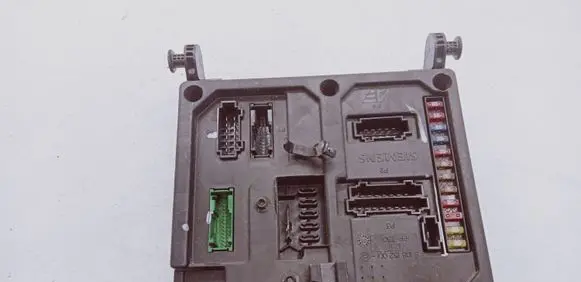 Ford Galaxy Fuse module S110730300I 7M3962256 1M2114B205