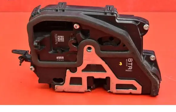 BMW X3 E83 Front door lock 7059974