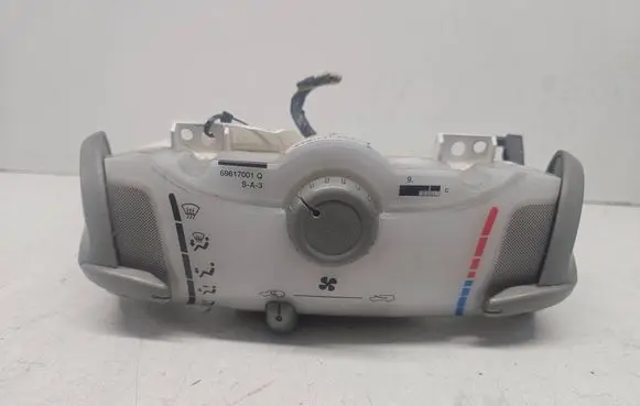 Peugeot 107 Climate control unit 559000H020