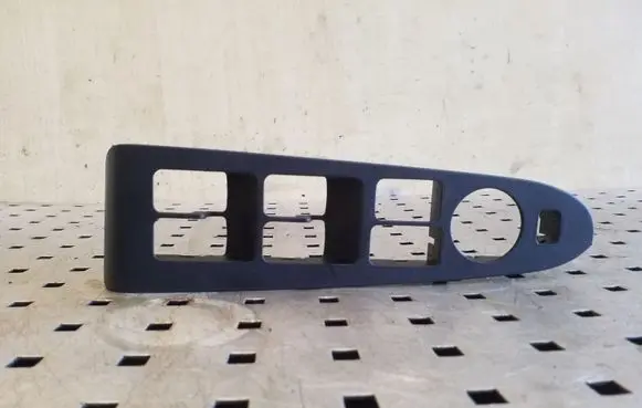 KIA Sportage Front door window switch trim 