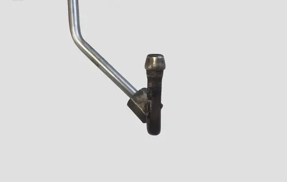 Volkswagen Golf V Fuel injector supply line/pipe