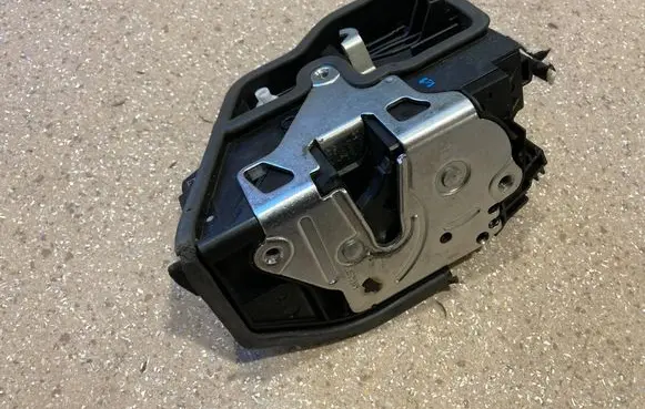 BMW M4 F82 F83 Front door lock 7229461