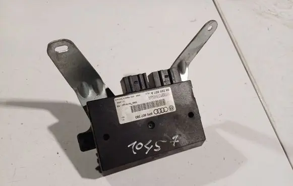Volkswagen Golf V Tow bar relay 8P0907383