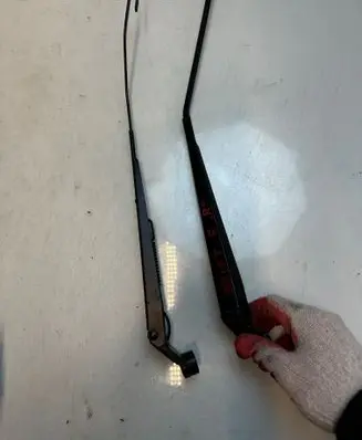 Suzuki Swift I Front wiper blade arm 23132