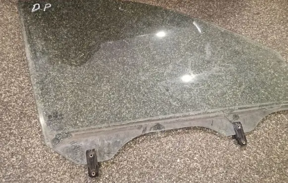 KIA Sportage Front door window glass four-door