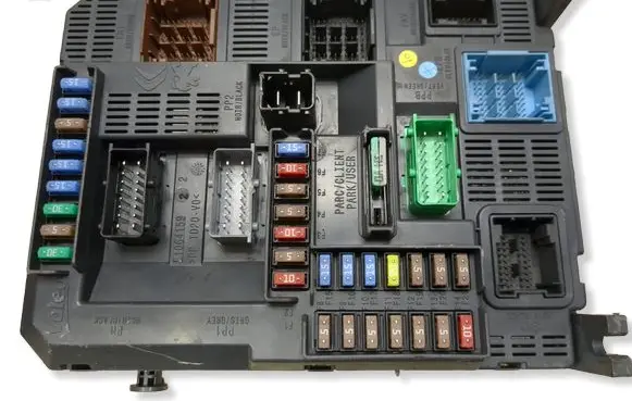 Peugeot 208 I Fuse module 9678355980 E1090488