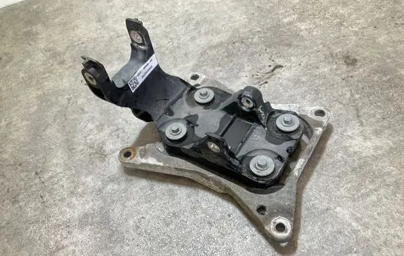 Engine mounting bracket