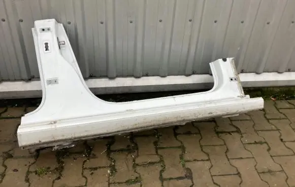 Front sill (body part)