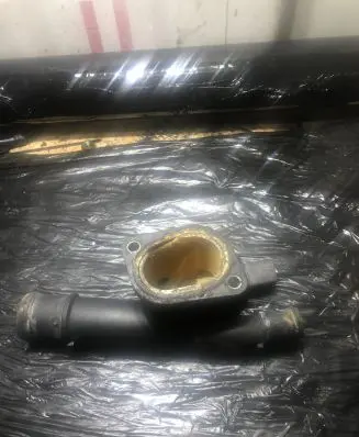 Volkswagen PASSAT B6 Engine coolant pipe/hose 038121132D