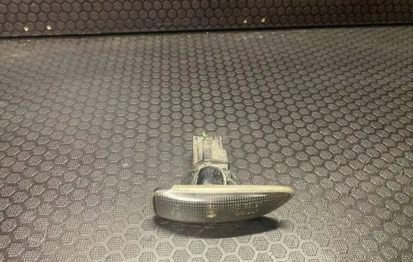 Volvo S80 Front fender indicator light 8658945