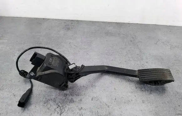 Accelerator throttle pedal