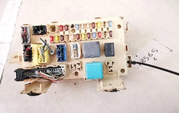 Toyota Avensis T250 Fuse box set 82641ca020f 82641-ca020-f