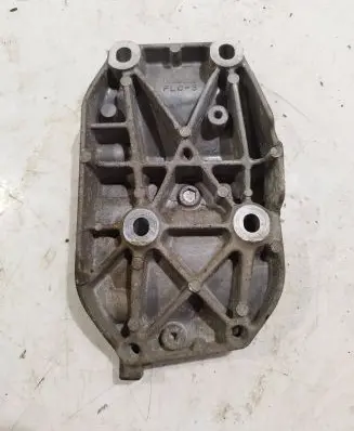 Honda FR-V Engine mounting bracket