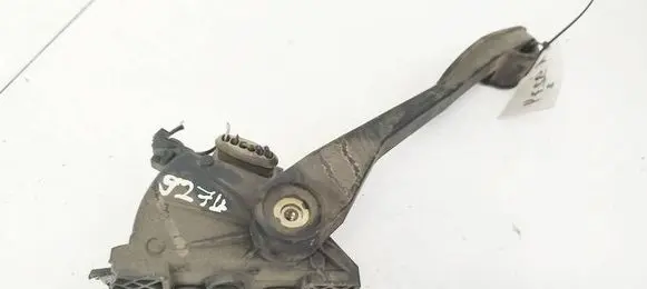 Accelerator throttle pedal