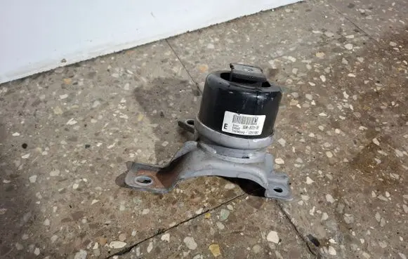 Volvo V60 Engine mount bracket 8G9N6F012