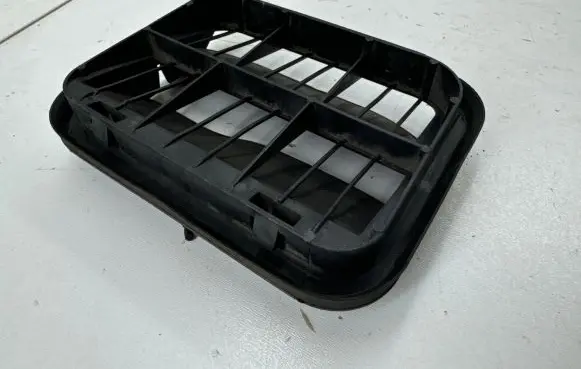 Quarter panel pressure vent