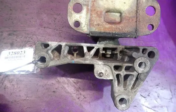 Renault Clio II Engine mount vacuum valve