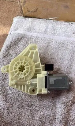 Volkswagen PASSAT B8 Rear door window regulator motor 5Q4959801D