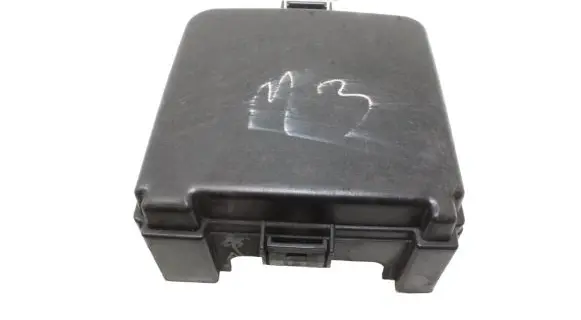 KIA Sorento Fuse box cover 919512R111