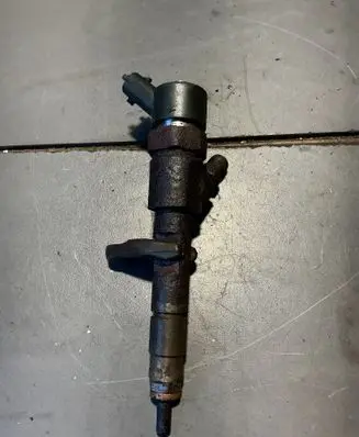 Opel Vivaro Fuel injector 8200238528