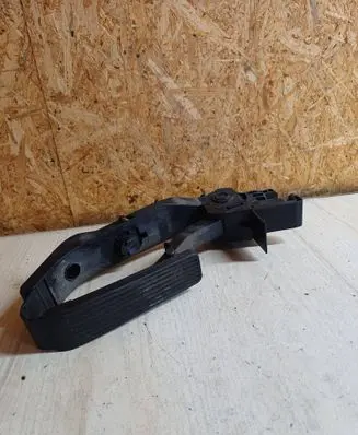 Accelerator throttle pedal