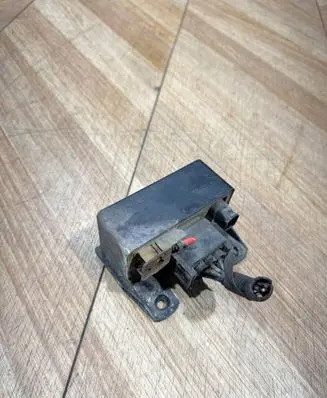 Mercedes-Benz E W211 Glow plug pre-heat relay 