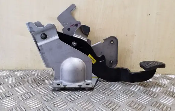 Opel Antara Brake pedal