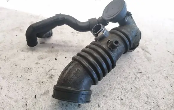 Audi A3 S3 8L Turbo air intake inlet pipe/hose 06a133356g