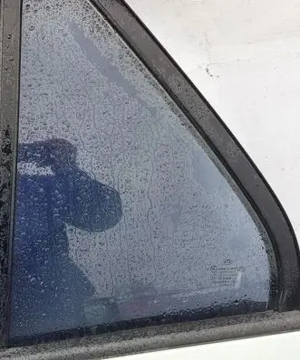 KIA Carens II Rear vent window glass 