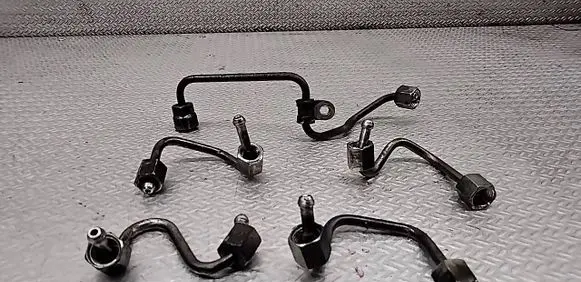 Volkswagen PASSAT B7 Fuel injector supply line/pipe