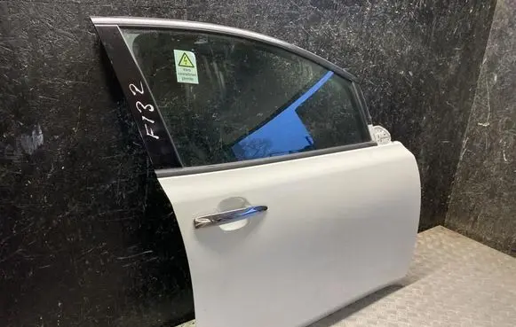 Nissan Leaf II (ZE1) Front door