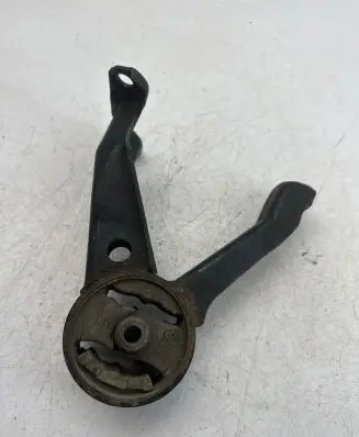 Mitsubishi Grandis Engine mount bracket