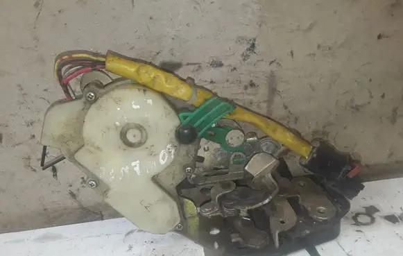 KIA Sorento Front door lock NOCODE