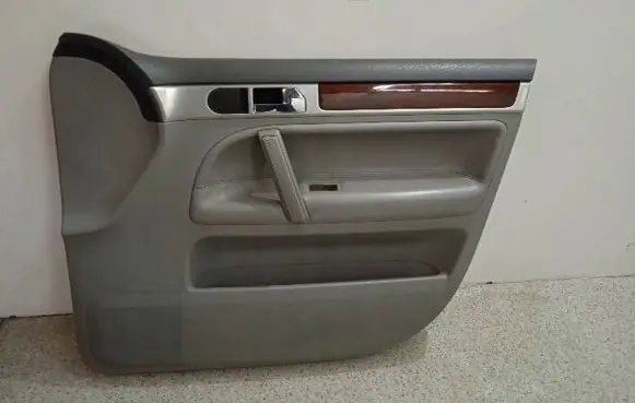 Volkswagen Touareg I Front door card panel trim