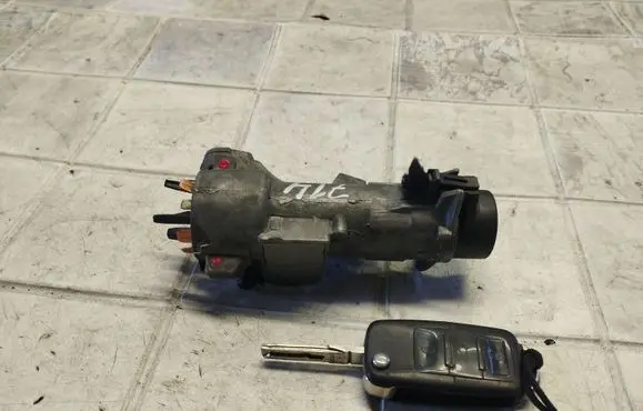 Volkswagen PASSAT B5.5 Ignition lock 4B0905851C