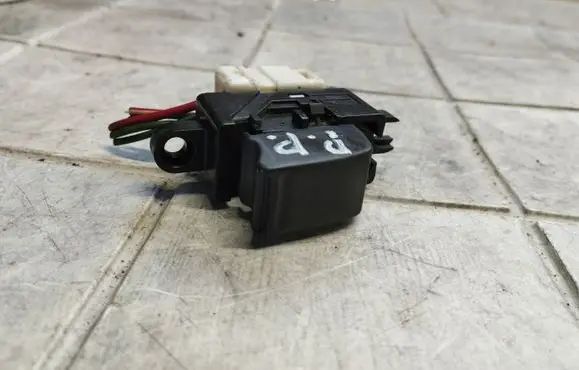 Nissan Almera N16 Electric window control switch