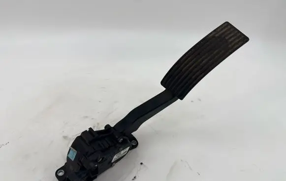 Accelerator throttle pedal