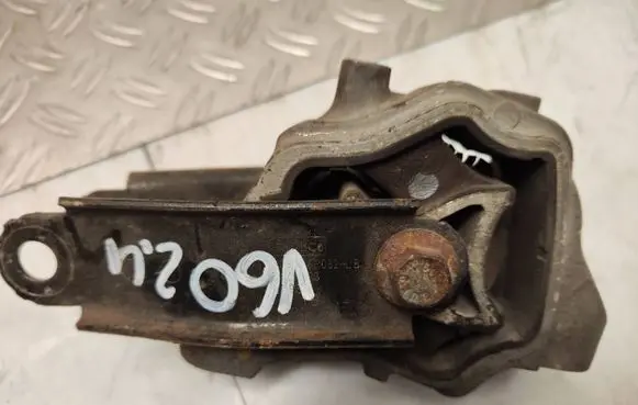 Engine mount bracket
