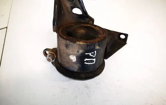 Nissan X-Trail T30 Engine mount bracket 