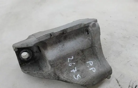 Engine mounting bracket