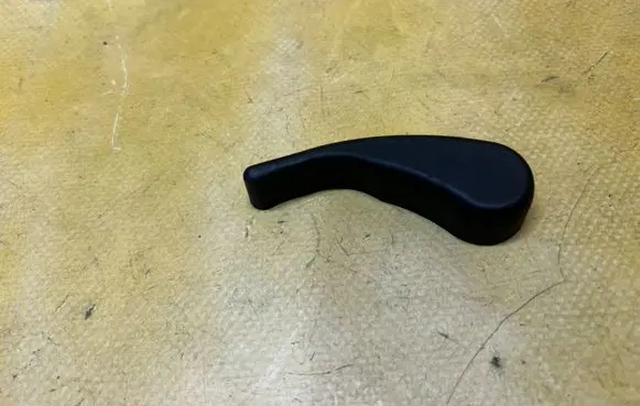 Renault Clio IV Engine bonnet (hood) release handle