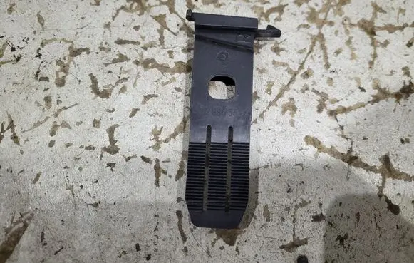 Mercedes-Benz E W212 Front bumper mounting bracket A2128855514